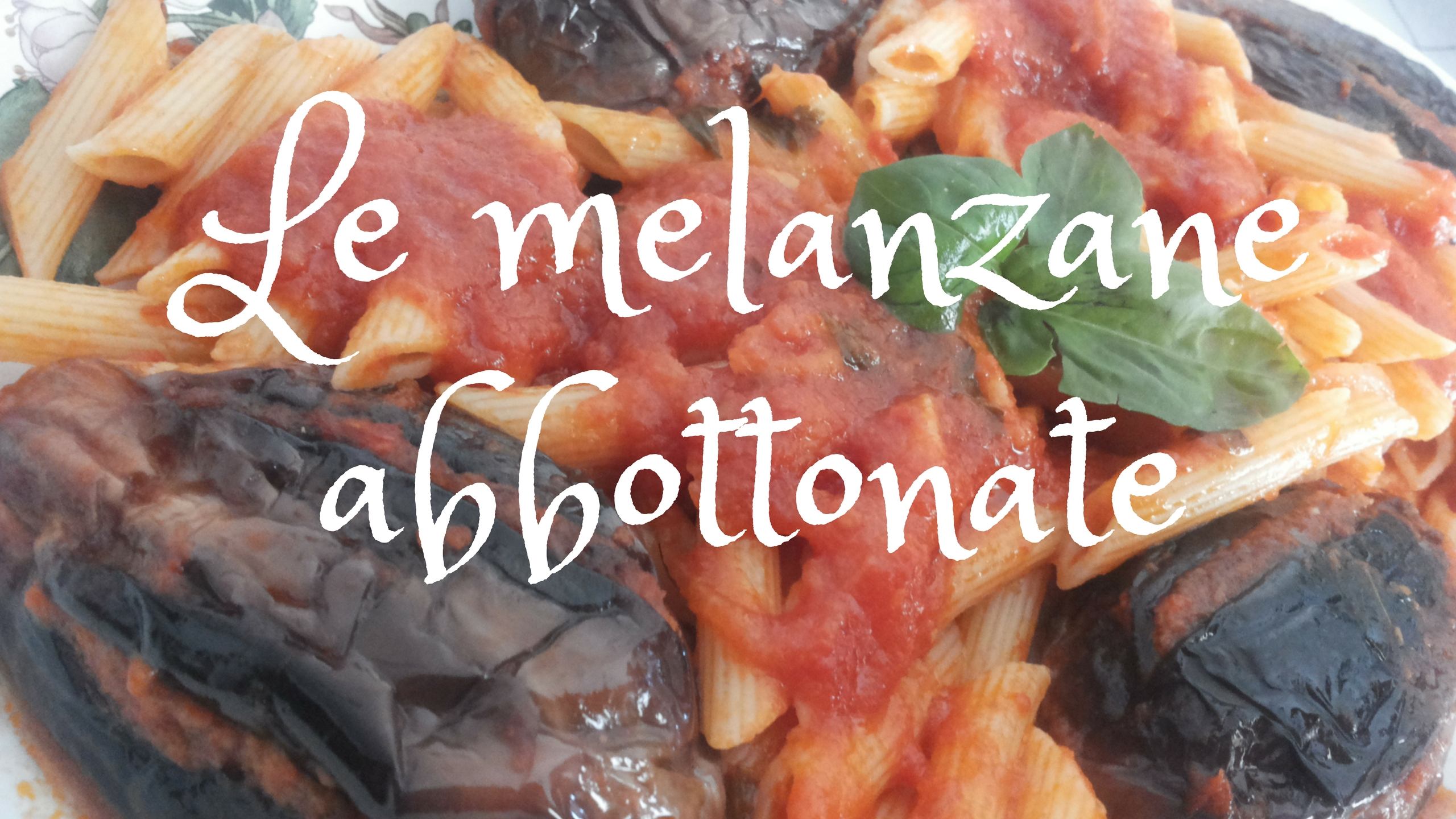 piatto di melanzane abbottonate ripiene con sugo