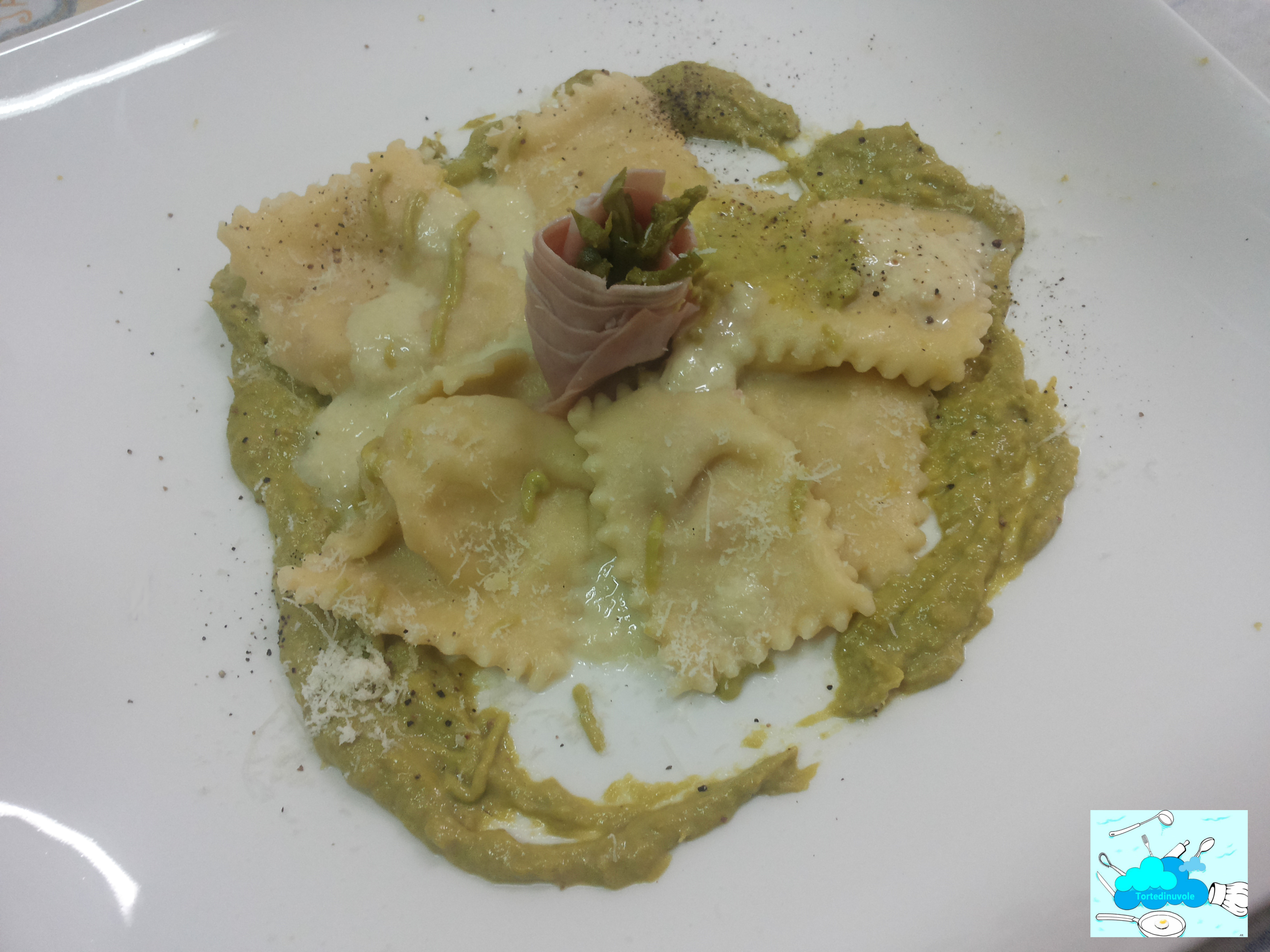 Ravioli con ripieno di mortadella su crema di parmigiano e asparagi