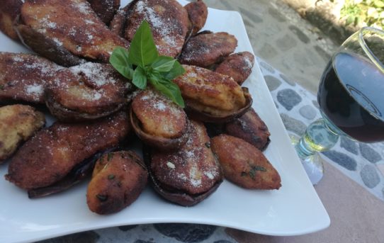 piatto con melanzane ripiene vegetariane