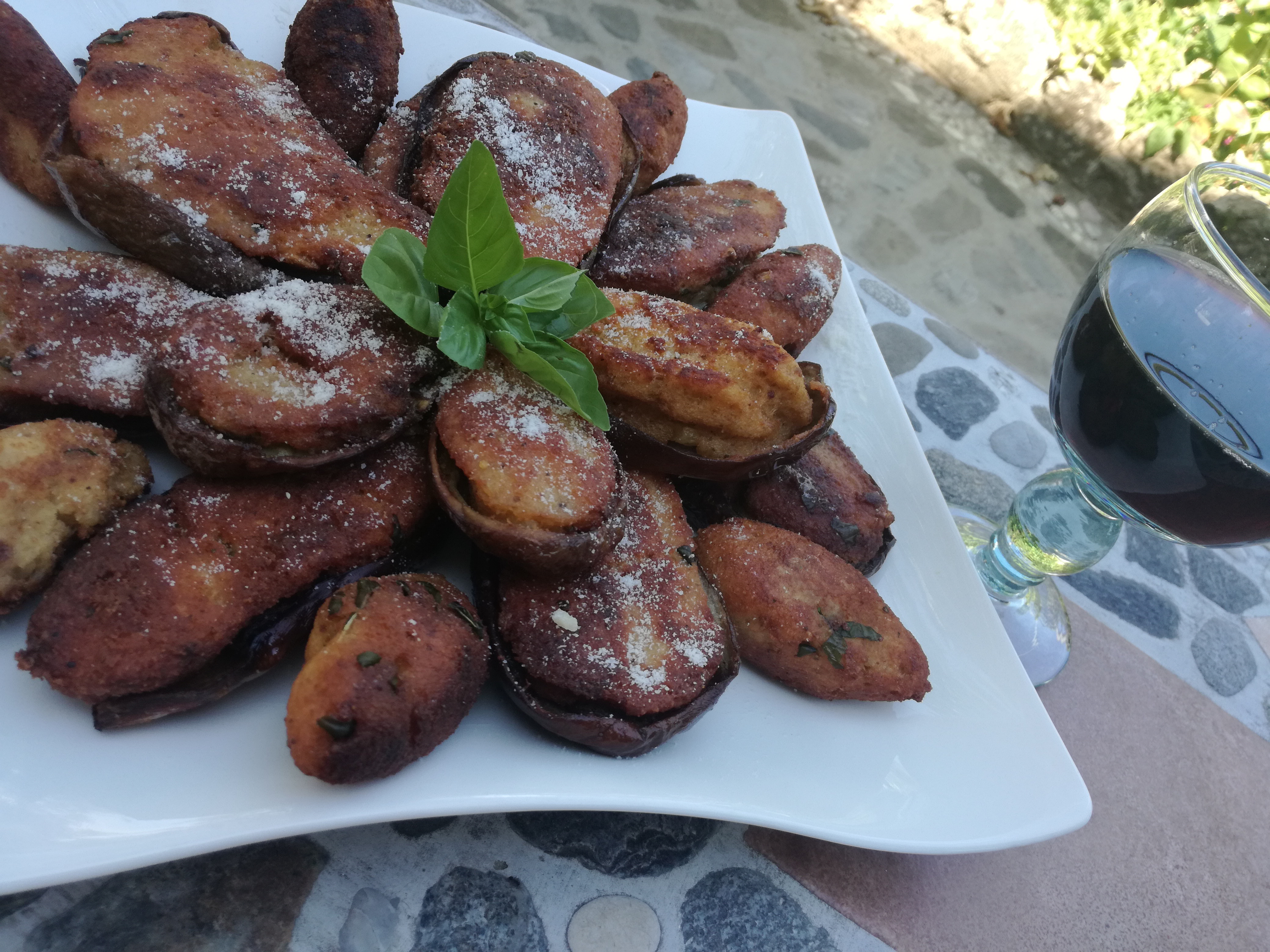 piatto con melanzane ripiene vegetariane