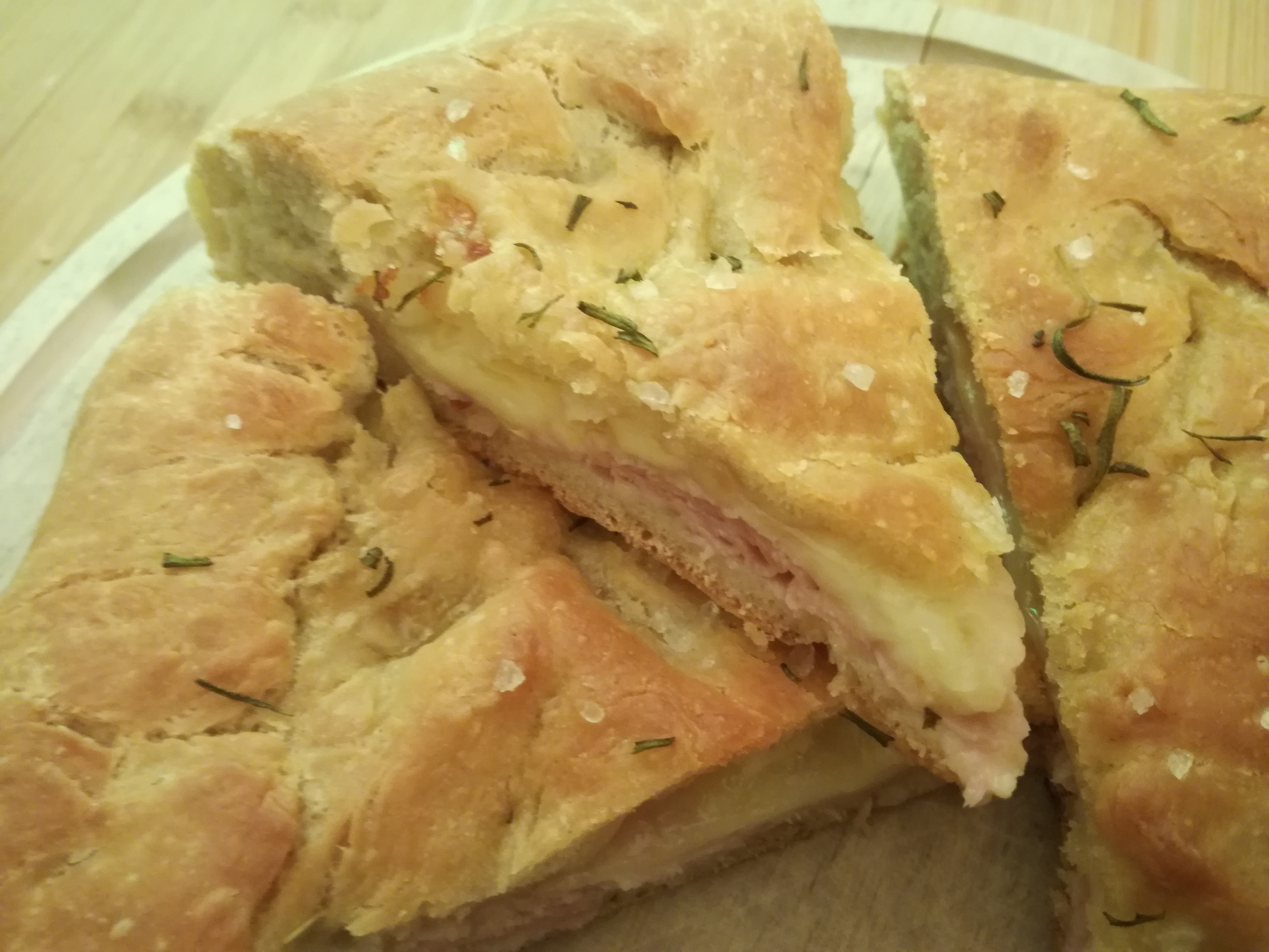 Focaccia Ripiena con rosmarino e fiocchi di sale