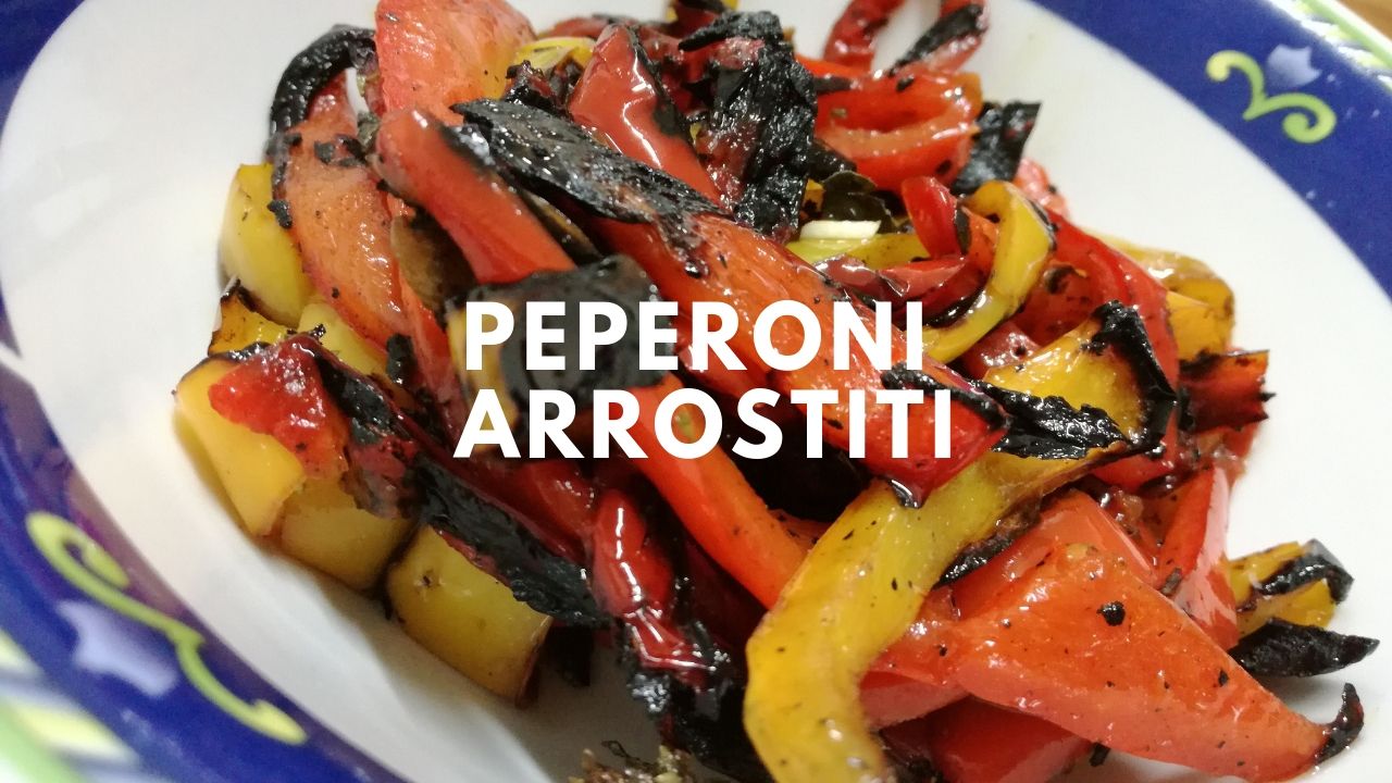 peperoni arrostiti in un piatto