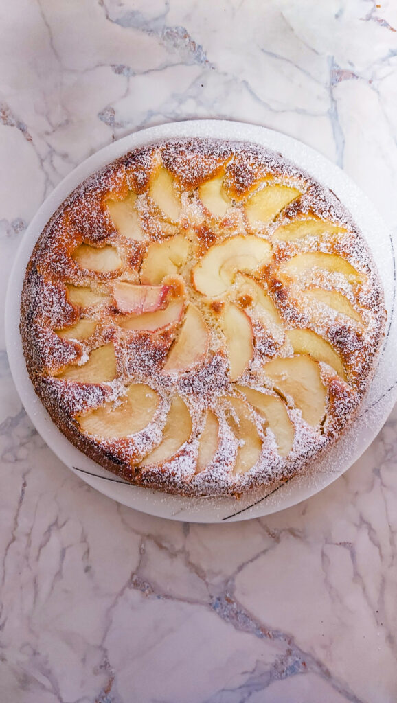 Torta di mele soffice: ricetta della nonna, facile e irresistibile ...